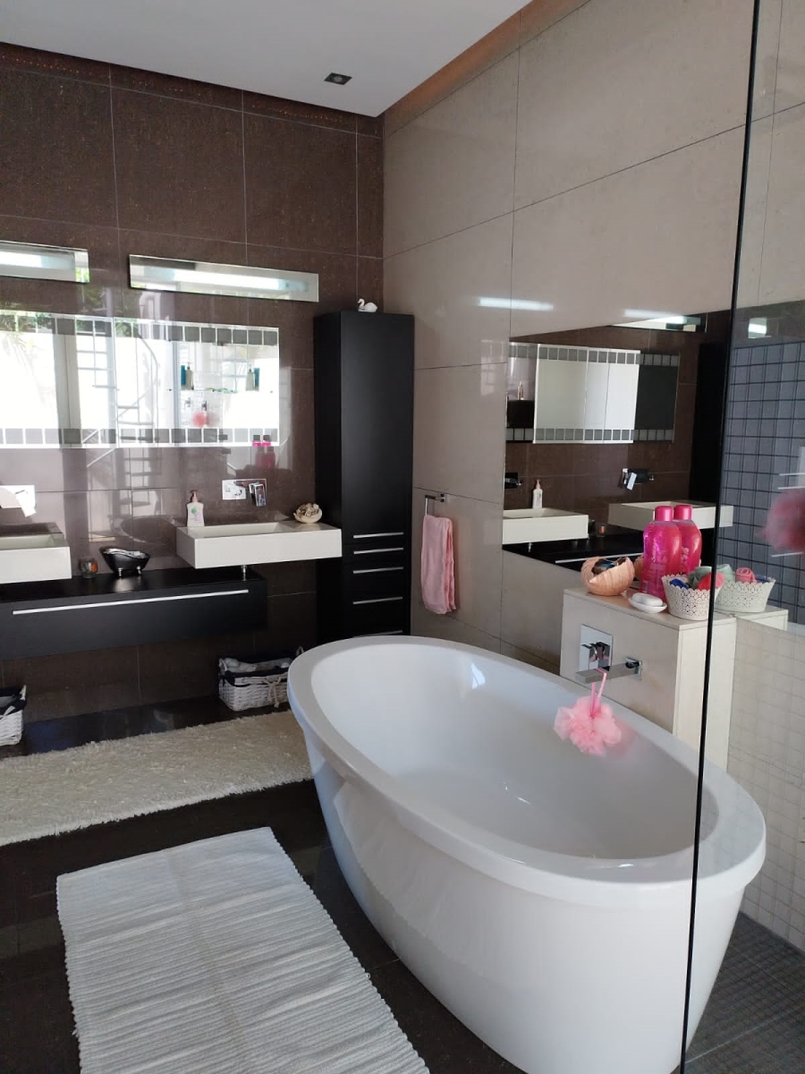 To Let 5 Bedroom Property for Rent in La Concorde Western Cape